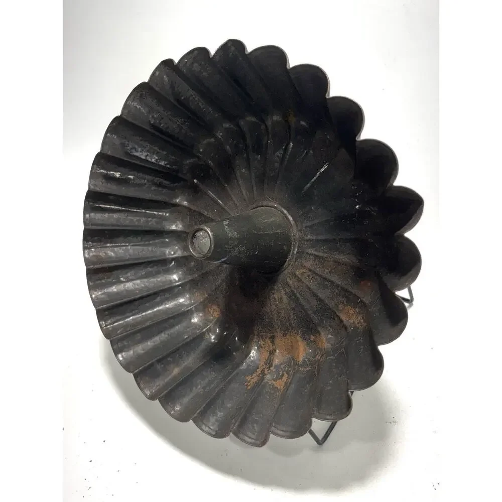 Vintage Fluted Tube Pan Bundt Cake Mold Primitive Farmhouse Bakeware